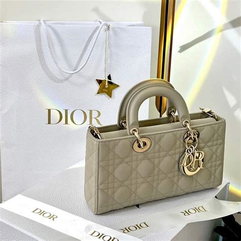 cách đeo túi dior lady|Đánh giá và so sánh giữa các phiên bản túi Lady Dior.